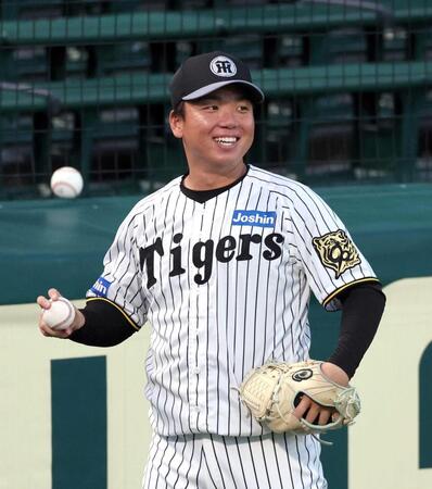 　笑顔を見せキャッチボールする村上（撮影・山口登）