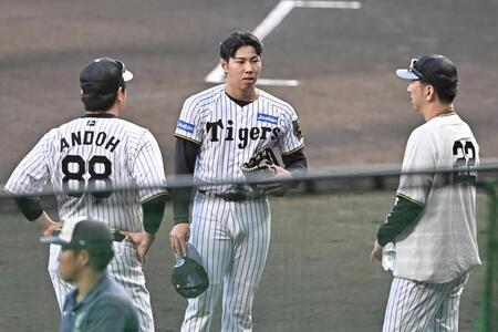 　シート打撃の登板を終え、安藤コーチ（左）、藤川監督（右）と話をする工藤