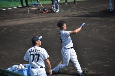 　ロングティーバッティングで汗を流す西純