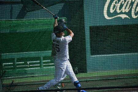 　フリー打撃を行う西純