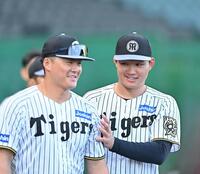 　前川（左）と練習に向かう森下（撮影・西田忠信）