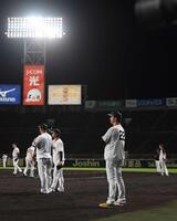 　ナイター練習を見る藤川監督（右）＝撮影・西田忠信