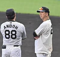 　シート打撃を終え、安藤コーチ（左）と言葉を交わす藤川監督（撮影・西田忠信）
