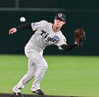 　守備練習で軽快に動く中野（撮影・西田忠信）