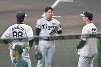 　シート打撃の登板を終え、安藤コーチ（左）、藤川監督（右）と話をする工藤