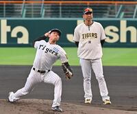 　工藤（左）の投球を見つめる藤川監督（撮影・西田忠信）