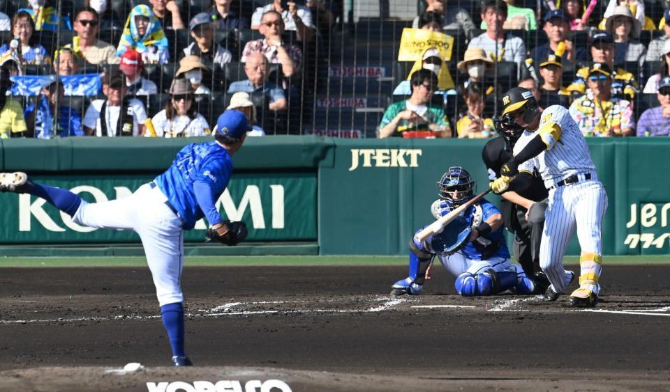 　２４年のＣＳ・ＤｅＮＡ戦の１回、左前打を放つ森下