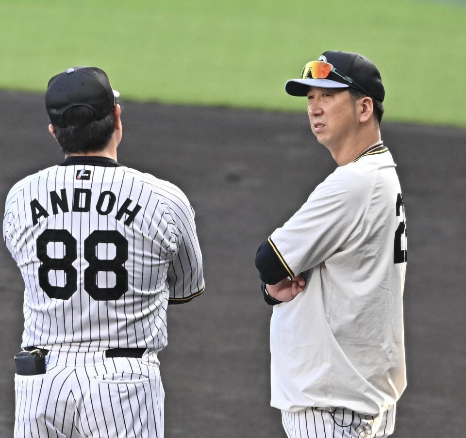 　シート打撃を終え、安藤コーチ（左）と言葉を交わす藤川監督（撮影・西田忠信）