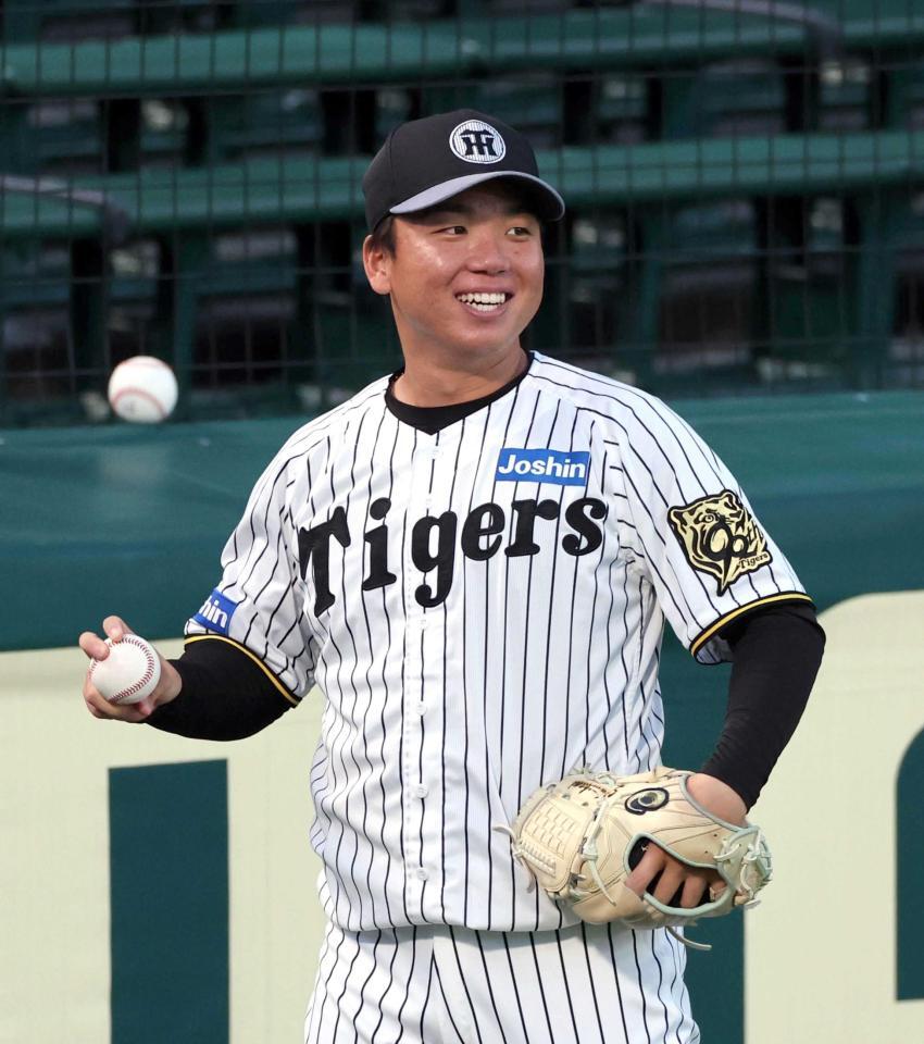 　笑顔を見せキャッチボールする村上（撮影・山口登）