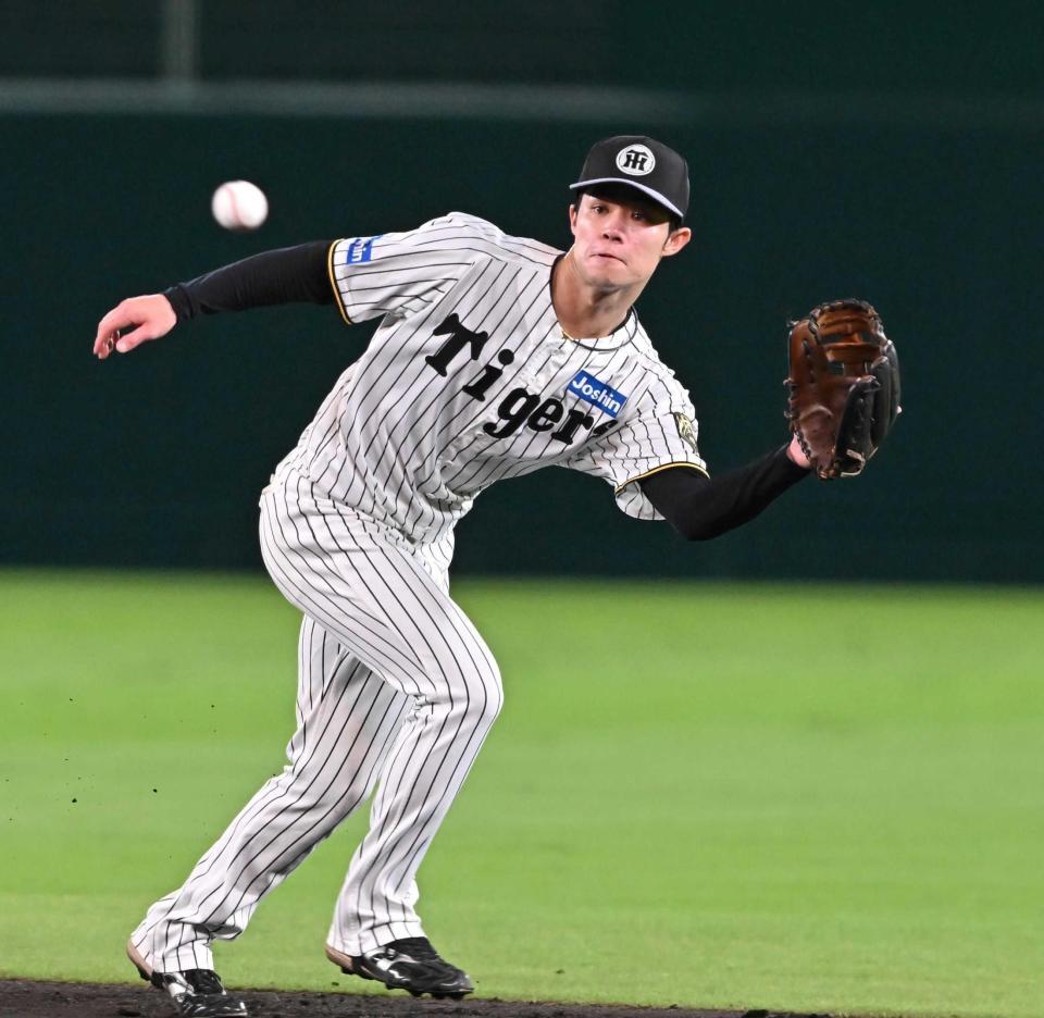 　守備練習で軽快に動く中野（撮影・西田忠信）