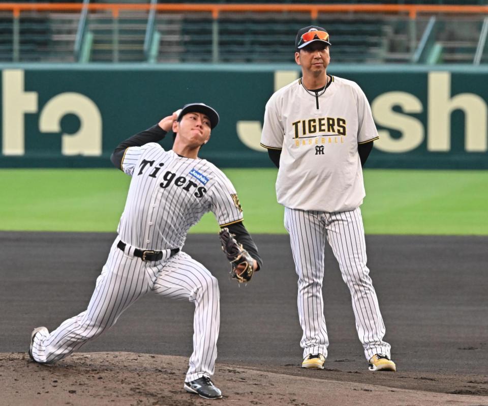 　工藤（左）の投球を見つめる藤川監督（撮影・西田忠信）