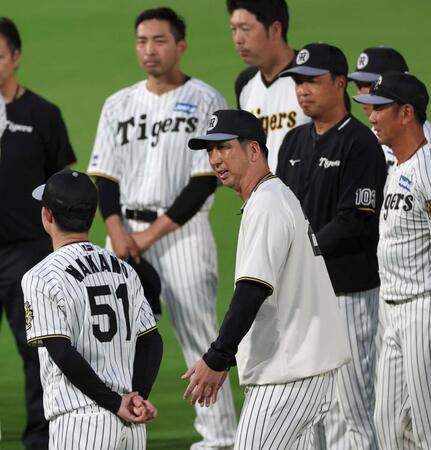　練習前の円陣で話す藤川監督（手前中央）＝撮影・北村雅宏