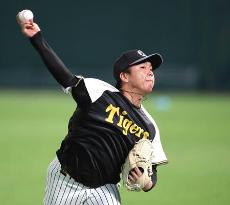 　キャッチボールをする村上