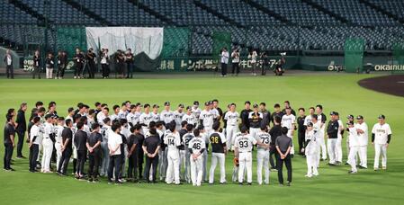 　練習前、円陣を組む阪神ナイン（撮影・北村雅宏）