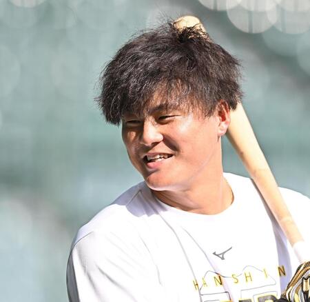 　練習中に笑顔を見せる前川（撮影・西田忠信）