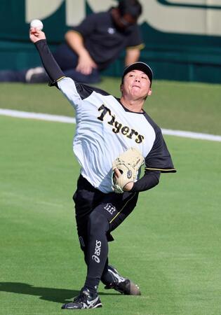 　キャッチボールをして登板に備える村上（撮影・立川洋一郎）