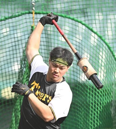 　体をほぐす佐藤輝（撮影・西田忠信）