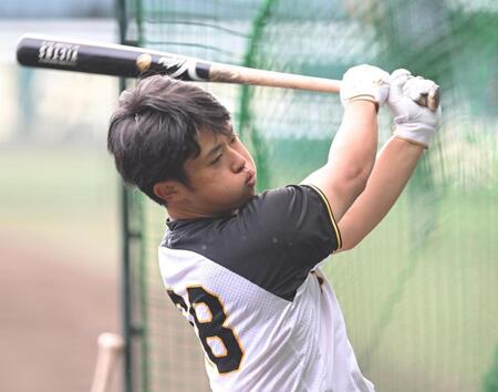 　打撃練習する中川（撮影・飯室逸平）