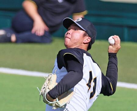 　キャッチボールをして登板に備える村上（撮影・立川洋一郎）