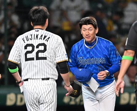 　藤川監督（左）とのメンバー表交換に向かう三浦監督（撮影・西田忠信）