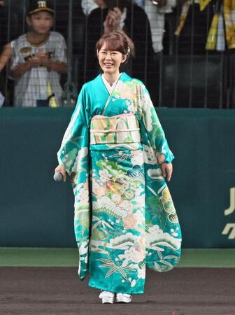 　国歌独唱を務め笑顔を見せる丘みどり（撮影・立川洋一郎）