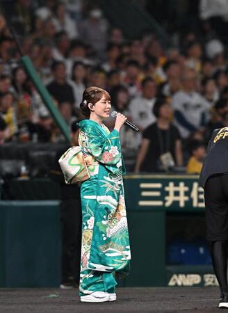 　国歌独唱する丘みどり（撮影・西田忠信）