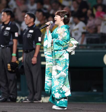 　国歌独唱する丘みどり（撮影・北村雅宏）