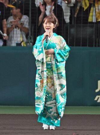 　国歌を独唱する丘みどり（撮影・立川洋一郎）