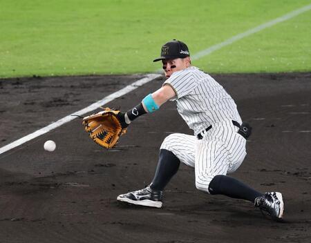 【写真】佐藤輝が大一番でミラクル好守！三塁線の打球をバックハンドキャッチ