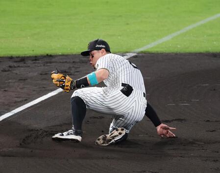 　１回、佐藤輝は山本の打球を捕球し一塁でアウトにする（撮影・山口登）