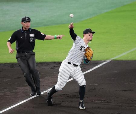 　１回、佐藤輝は山本の打球を捕球し一塁でアウトにする（撮影・山口登）