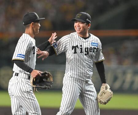 　１回、ピンチをしのぎ笑顔でベンチへ戻る村上（撮影・飯室逸平）