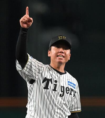 　１回、打球を指さす村上（撮影・飯室逸平）