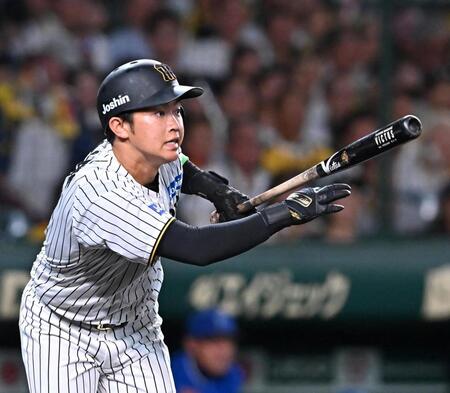 　５回、右前打を放つ中川（撮影・西田忠信）