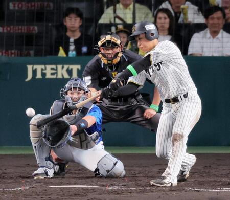 　５回、右前打を放つ中川