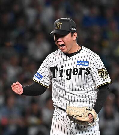 　５回、山本を三ゴロに仕留め拳を握る村上（撮影・西田忠信）