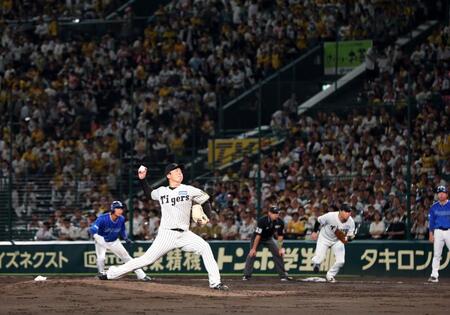 　ＤｅＮＡ打線相手に力投する村上（撮影・北村雅宏）