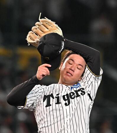 　４回、石上に内野安打を許し汗をぬぐう村上（撮影・西田忠信）