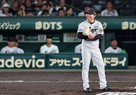 　１回、満塁のピンチを背負うもマウンドで笑顔を見せる村上（撮影・田中太一）