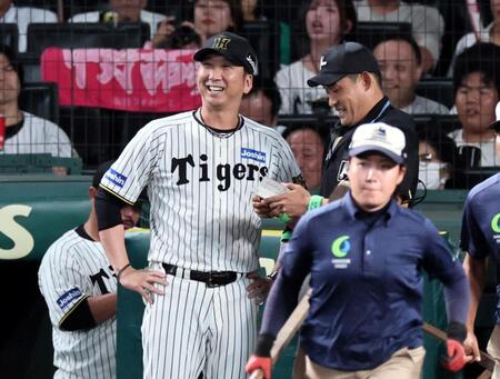 　６回、投手交代を告げる藤川監督（撮影・田中太一）