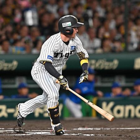 　６回、内野安打を放つ近本（撮影・西田忠信）
