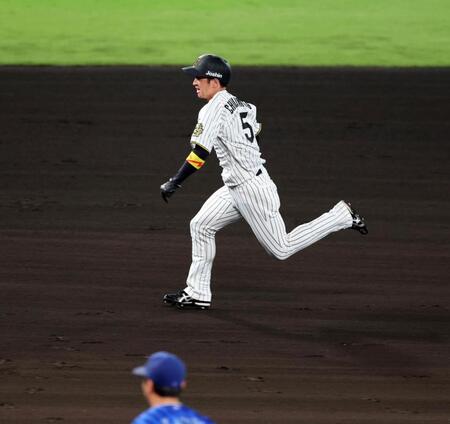 　６回、三塁盗塁を決める近本（撮影・山口登）