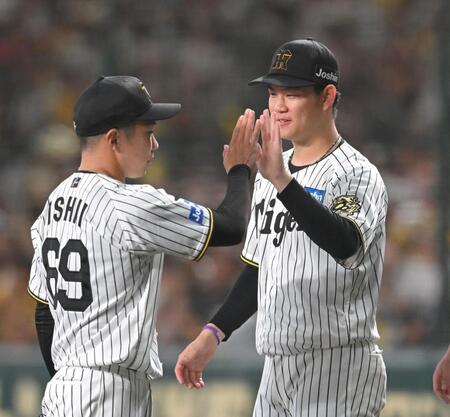 　７回、石井をハイタッチで迎える及川（撮影・飯室逸平）