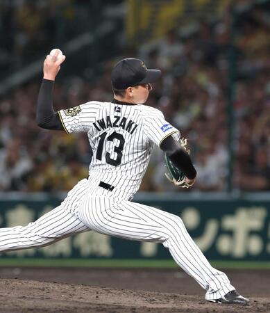 　９回から登板する岩崎（撮影・北村雅宏）