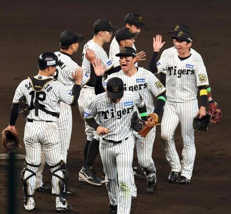 　初戦を制し、喜ぶ森下ら阪神ナイン（撮影・山口登）