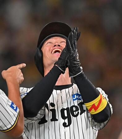 　６回、森下の先制打で生還し、両手を合わせる近本（撮影・西田忠信）