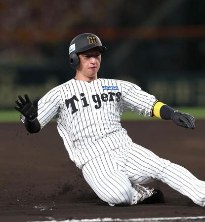 　６回、三盗に成功する二走・近本（撮影・北村雅宏）