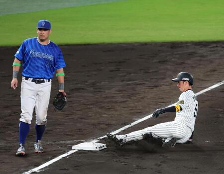 　６回、三塁盗塁を決める近本（撮影・山口登）