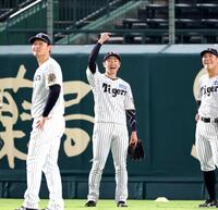 　ノック中にハツラツとした表情を見せる近本（中央）＝撮影・北村雅宏