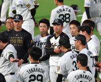 　投手陣の円陣で話を聞く（左２人目から）及川、石井、岡留、岩崎（撮影・北村雅宏）